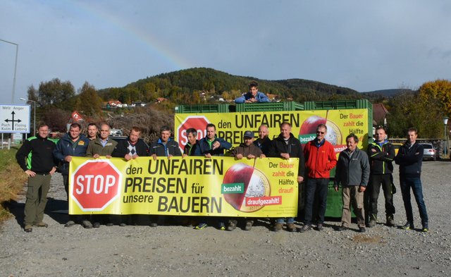 An der L 409 in Lebing haben die heimischen Obstbauern eine Kampagne mit Transparenten gestartet. | Foto: WOCHE (4)