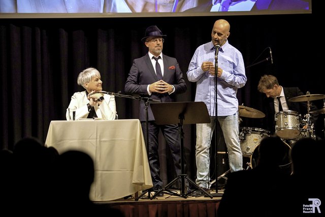 Entertainer Udo Jürgens war in Werndorf allgegenwärtig: L. Bischoff (l.) las aus ihrem Buch, J. Lafer (Mitte) sang Udo-Songs.