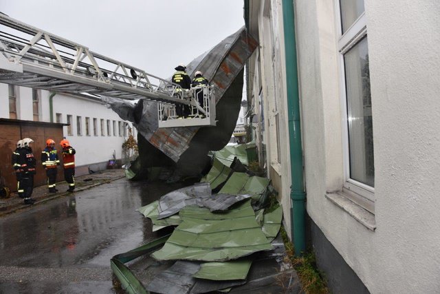 Im 23. Bezirk riss sich ein Blechdach durch den Sturm los. Die Feuerwehr musste ausrücken.