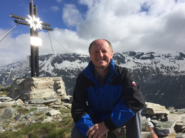 Huby Mayer auf dem Gipfel des Stoissispitzes mit dem ihm gewidmeten Gipfelkreuz | Foto: Foto: privat