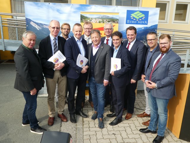 Decus-Ehrenzeichen: GV Georg Fuss, Gerhard Zuschnig, Eric Gotschier und Bgm. Erich Kessler (vorne v.l.n.r.) | Foto: Marktgemeinde Arnoldstein