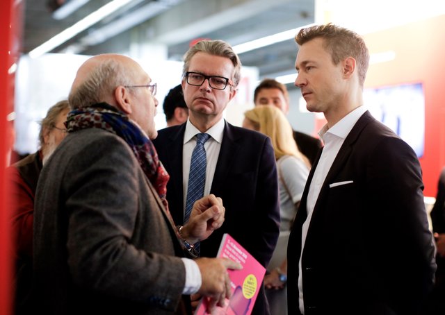 Literarischer Austausch Minister G. Blümel (r.) und Landesrat Chr. Drexler besuchten die 70. Frankfurter Buchmesse.