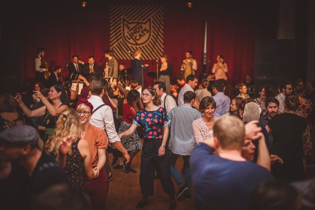 Swing-Bands und Tanzbegeisterte füllten das Volkshaus mit fröhlichen Klängen und bunter Kleidung.  | Foto: Grega Bohinc