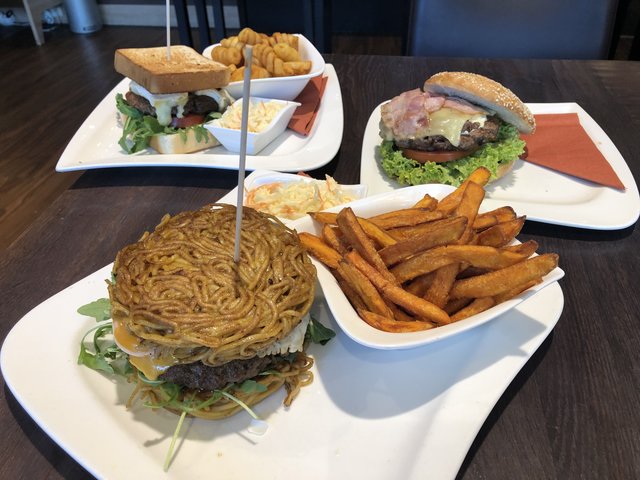 Das Burger-Siegertrio kann jetzt im Granola gekostet werden.