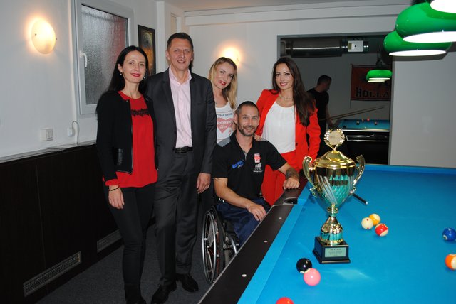 Billard-Profi Danijel Savic (Mitte) mit seinen Freunden und Unterstützern: Ramona Miletic, Bezirks-Vize Thomas Steinhart, Frau Lidija Savic und "Charity-Lady" Henrieta Zanoni (v.l.n.r.) im Vereinslokal des PBSC Vienna. | Foto: Brunnbauer