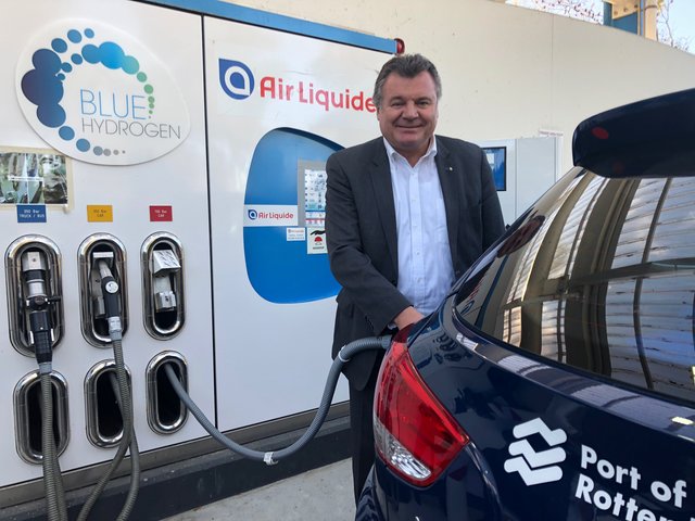 Infrastruktur-Landesrat Günther Steinkellner betankt ein Wasserstoff-Auto.
