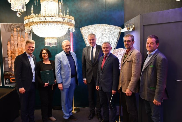 Besuch in Ramingdorf: Geschäftsführer Harald Kny (2.v.l.) konnte LR Martin Eichtinger (4.v.l.), NR Andreas Hanger (1.v.l.)  und die Vertreter der Gemeinde begrüßen.