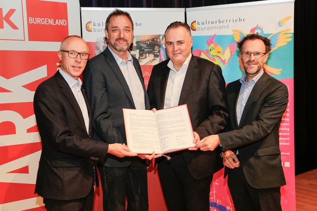 Kooperationsvertrag unterzeichnet: AK-Direktor Thomas Lehner, AK-Präsident Gerhard Michalitsch, LR Hans Peter Doskozil, Kulturbetriebe Burgenland-Geschäftsführer Wolfgang Kuzmits | Foto: LMS