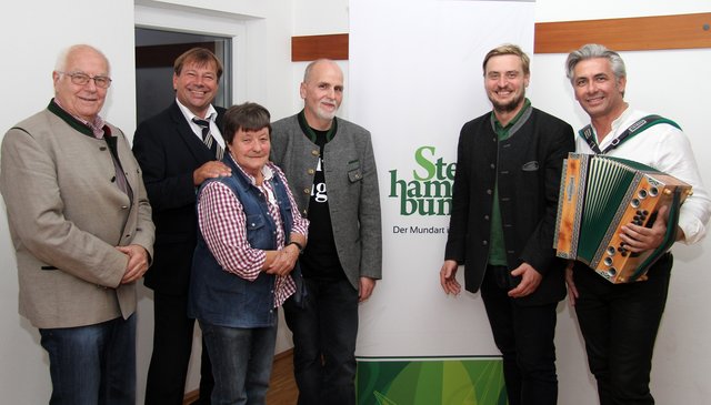 Benno Mitterlehner, Weinbauer Leo Gmeiner, Autoren Reinhold Imböck und Luise Steinmetz, WB Bezirksobmann KommR Wolfgang Wimmer, Stelzhamerbund Bezirksleiter Berndt Pachleitner (v.r.n.l.)