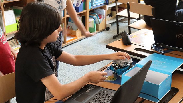 Moderne Roboter zu Besuch in der Volksschule Gilgegasse.