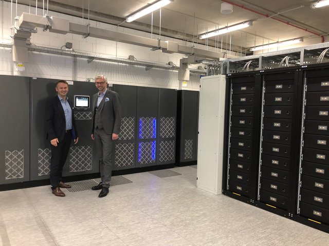 148 Elektro-Auto-Batterien bilden die Notstromversorgung der Ajax-Amsterdam-Arena: Werner Pamminger, Cleantech-Cluster-Umweltmanager, und Landeshauptmannstellvertreter Michael Strugl. 