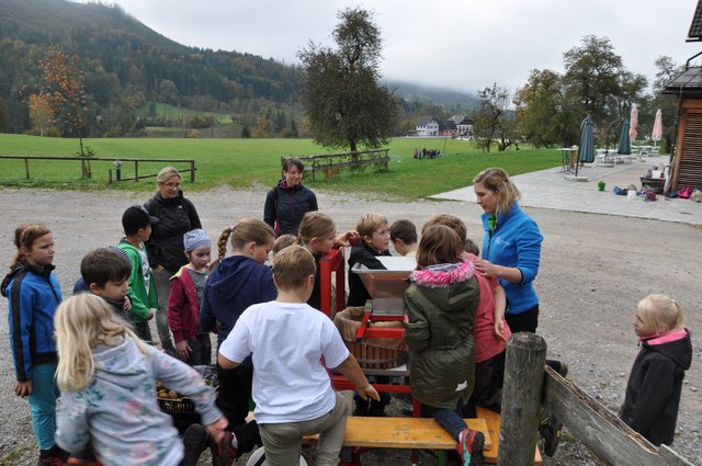 &lt;f&gt;Biodiversitätsexpertin Eva Maria Vorwagner&lt;/f&gt; (rechts) bei der mobilen Obstpresse mit der VS Landl bei Familie Lackmaier am Moarhof in Palfau. | Foto: Natur- und Geopark Steirische Eisenwurzen