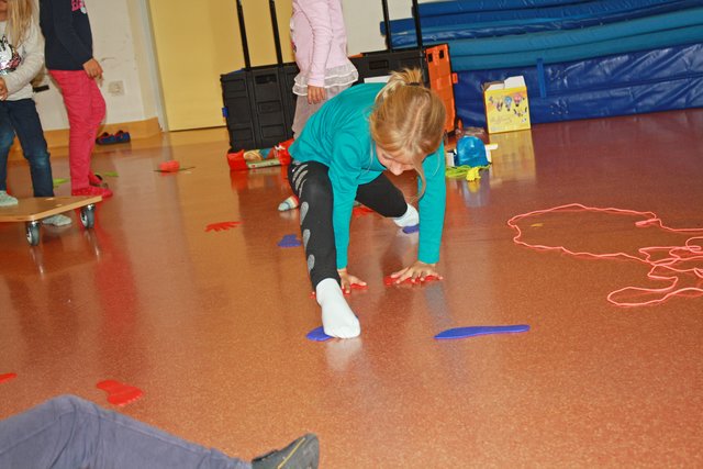 Die Kinder des Brucker "Spatzennestes" haben sich sofort auf die Bewegungsboxen mit den zahlreichen Materialien gestürzt.  | Foto: Foto: AVOS/Maud Bukovics