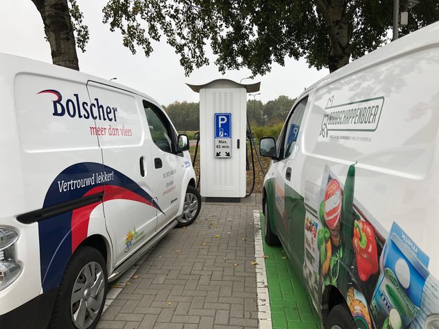 Der Fastcharger beim Fleischunternehmen Bolscher in Enschede. Gemeinsam mit der Gemeinde hat das Unternehmen diese öffentlich zugängliche Lademöglichkeit für die geschaffen.