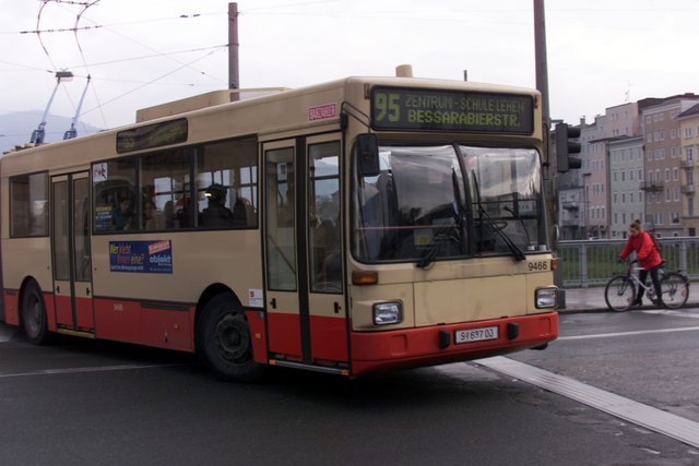 Symbolbild: Ein Linienbus erfasste am Zebrastreifen einen 90-Jährigen Fußgänger.