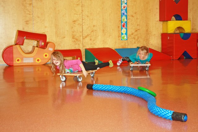 Die Kinder des Brucker "Spatzennestes" haben sich sofort auf die Bewegungsboxen mit den zahlreichen Materialien gestürzt.  | Foto: Foto: AVOS/Maud Bukovics