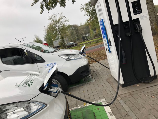 Der Fastcharger beim Fleischunternehmen Bolscher in Enschede. Gemeinsam mit der Gemeinde hat das Unternehmen diese öffentlich zugängliche Lademöglichkeit für die geschaffen.