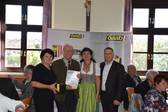 Bundesgeschäftsführerin Marianne Reininger, ÖAAB Riedau Ortsobfrau Monika Tallier und ÖAAB-Landesobmann August Wöginger ehrten unter anderem Ernst Pimingsdorfer aus Riedau (2.v.l.) für 50 Jahre Mitgliedschaft im ÖAAB.