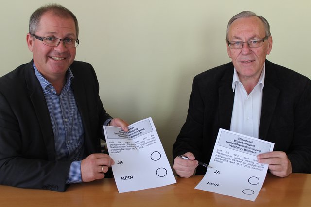 Die Bürgermeister Bernd Osprian und Ernst Meixner mit dem Stimmzettel für die Bürgerbefragung | Foto: Almer