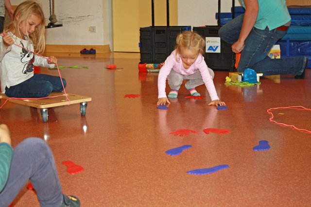 Die Kinder des Brucker "Spatzennestes" haben sich sofort auf die Bewegungsboxen mit den zahlreichen Materialien gestürzt.  | Foto: Foto: AVOS/Maud Bukovics