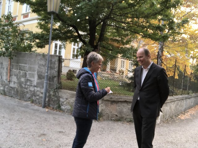 Gabriela Stockmann im Interview mit Baustadtrat Harald Oissner am "Hotspot" Hügelgasse