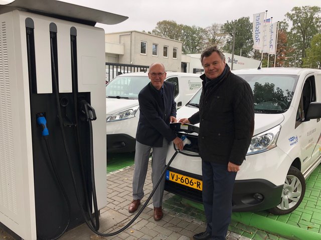 Horst Steinmüller und Günther Steinkellner beim Fastcharger der Firma "Bolscher" in Enschede.