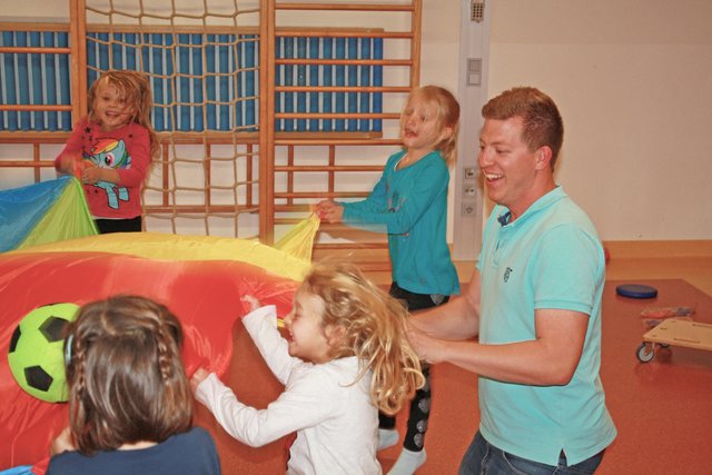 Mit dem Schwungtuch hat Pädagoge Max Hörbiger mit den Kindern Gruppenspiele veranstaltet. | Foto: Foto: AVOS/Maud Bukovics