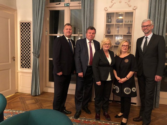 Besuch bei der österreichischen Botschafterin in Den Haag: (v. li.) Peter Handlos, Günther Steinkellner, Gerda Weichsler-Hauer, Botschafterin Heidemarie Gürer und Michael Strugl.