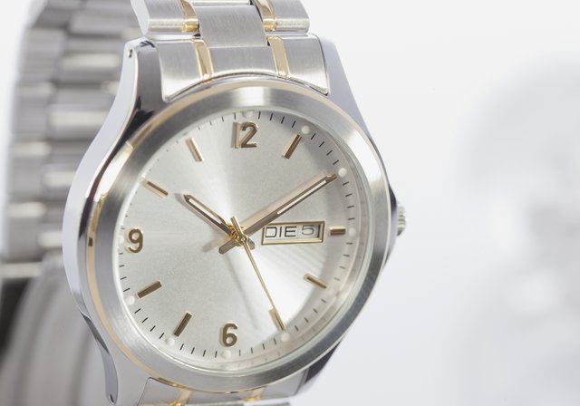 Handys hatten die Armbanduhr lange verdrängt. Inzwischen greifen auch viele Junge wieder zu ihr – und setzen sie als schmückendes Accessoire ein.