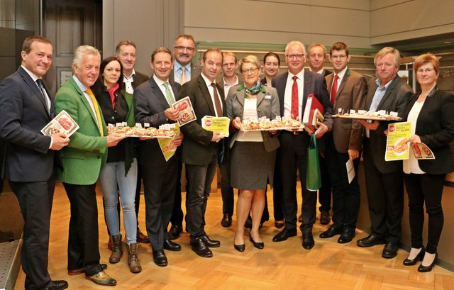 Vertreter der Landwirtschaftskammer und der Kärntner Schweinebauern mit den Landesräten Ulrich Zafoschnig und Martin Gruber, Landtagspräsident Reinhart Rohr sowie Mitgliedern des Kärntner Landtags
