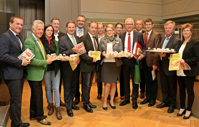 Vertreter der Landwirtschaftskammer und der Kärntner Schweinebauern mit den Landesräten Ulrich Zafoschnig und Martin Gruber, Landtagspräsident Reinhart Rohr sowie Mitgliedern des Kärntner Landtags | Foto: LK Kärnten