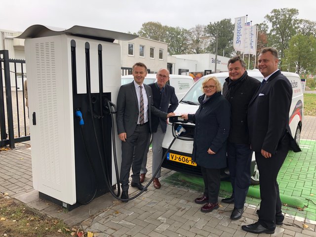 Der Fastcharger beim Fleischunternehmen Bolscher in Enschede. Gemeinsam mit der Gemeinde hat das Unternehmen diese öffentlich zugängliche Lademöglichkeit für die geschaffen.