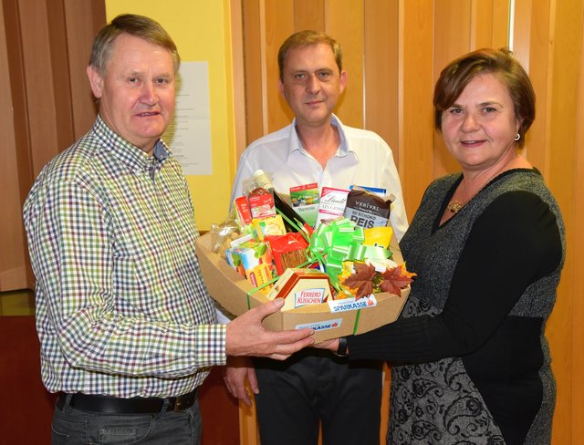 Gebhard Kristen (WB), Franz Habegger (WB), die Siegerin Elfriede Dworschak