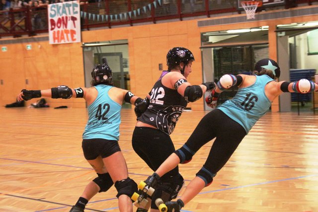 Ein markiger Name und keine Angst vor Körperkontakt, so lauten die Voraussetzungen für Roller-Derby-Spielerinnen. | Foto: Steelcity Rollers
