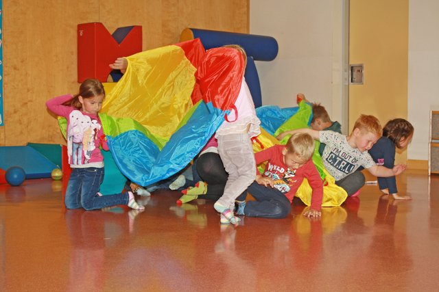 Gemeinsam haben sich die Kinder mit dem Schwungtuch ordentlich ausgetobt. | Foto: Foto: AVOS/Maud Bukovics