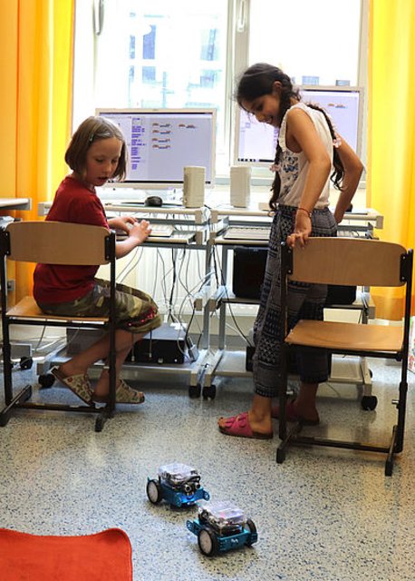 Die Kinder der VS Gilgegasse experimentieren mit den MBots.