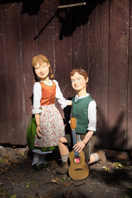 Kathi und der Junge Joseph führen die Zuseher durch das Stück. | Foto: Christina Baumann