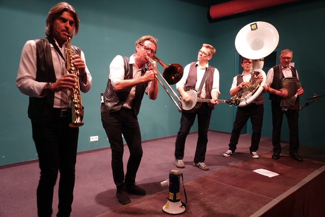 Als "SOKO Dixie" ermittelten fünf Fehringer gekonnt musikalisch in der Alten Klosterschule in Gamlitz wie weit sich die Gamlitzer für eine exzentrische Form des Dixie begeistern lassen.