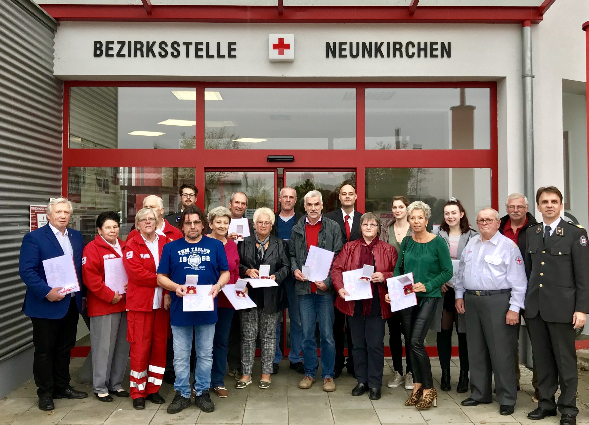 Rotes Kreuz Rotes Kreuz Ehrt Blutspender 100er Feier In Neunkirchen 
