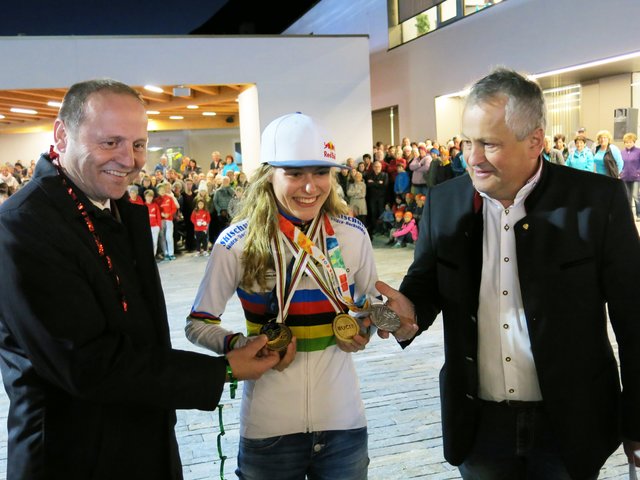 Medaillenhamster Laura mit LHStv. Josef Geisler (links) und Bürgermeister Josef Leitner. | Foto: Peter Leitner