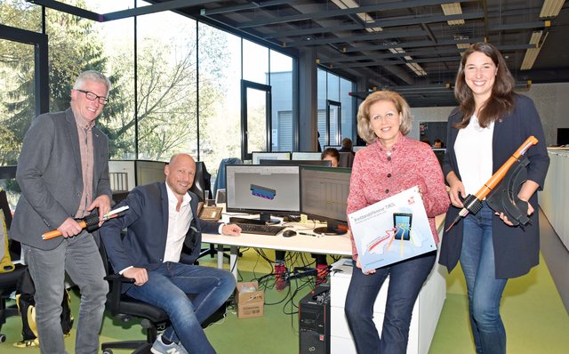Bgm. Josef Singer, Firmenchef Walter Norz, LR Patrizia Zoller-Frischauf und LA Sophia Kircher freuen sich über die schnelle Internetanbindung.