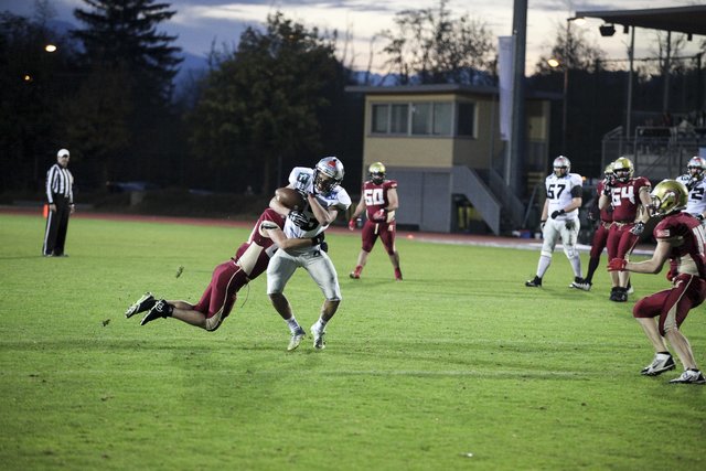 Trotz guter Aktionen konnten sich die Telfs Patriots nicht gegen die Swarco Raiders JV´s durchsetzen.  | Foto: Jürgen Pilger