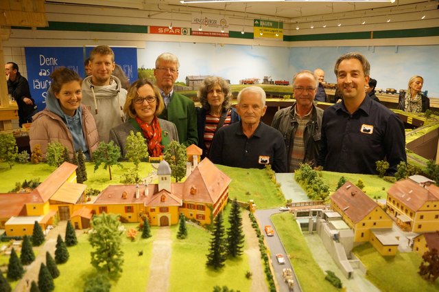 Familie Abel und Familie Kremsner mit "Baumeister" Rupert Koch und "Bauleiter" Dietmar Zweidick. | Foto: Waltraud Fischer