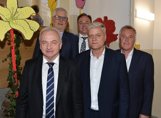 Bezirkshauptmann Heinz Pansi und Helmut Haas vom Schulgemeindeverband, Finanz-Experte Reinhold Pobaschnig, Bürgermeister Siegfried Ronacher, Direktor Norbert Leitner