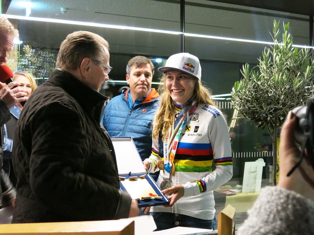 TRV-Präsident Harald Baumann zeichnete Laura Stigger mit der Goldenen Ehrennadel aus. | Foto: Peter Leitner