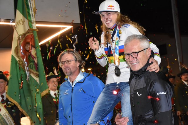 Trainer Rupert Scheiber (links) und URC-Obmann Charly Riml schulterten Laura Stigger beim Einzug auf den Gemeindeplatz. | Foto: Manfred Wegleiter