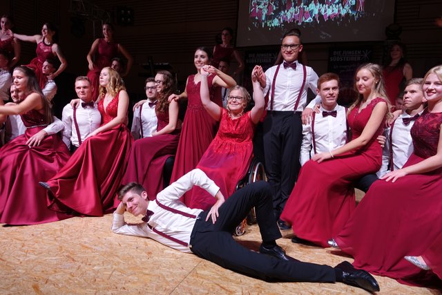 Mit einer schwungvollen Polonaise tanzten die BHAK Schülerinnen und Schüler im Hengistzentrum in eine lange Ballnacht