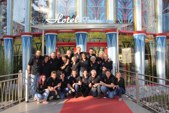 Die Theatergruppe St. Donat ist eine eingeschworene Gruppe von theaterbegeisterten Menschen, die schon viele Jahre aktiv ist.