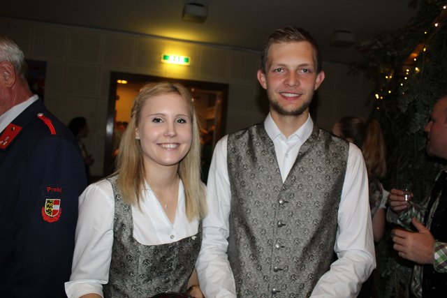 Stefan Bäck und Kathrin Baumgartner verkauften die Lose für die Glückshafenpreise