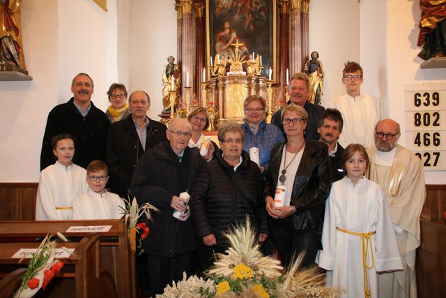 Die Jubelpaare: Vorne v. l.: Lena Poppinger, Bernhard Krecek, Josef und Gertrude Weitzenböck, Margit und Gerhard Kalch, Ines Wagner und Pater Daniel Gärtner. 2. Reihe: Reinhard und Anna-Maria Holzmüller, Oswin und Hedwig Kammerer, Maria und Johann Danzinger, Oliver Wagner